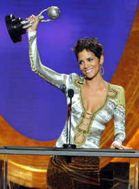 HalleBerry42ndNAACPImageAwardsinLA03Mar2011_091.jpg