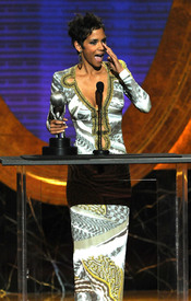 HalleBerry42ndNAACPImageAwardsinLA03Mar2011_096.jpg