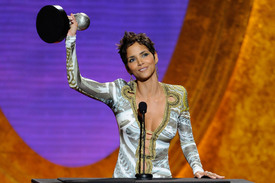 HalleBerry42ndNAACPImageAwardsinLA03Mar2011_100.jpg