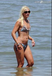 552606_le_top_valeria_mazza_en_vacances_en_637x0_2.jpg