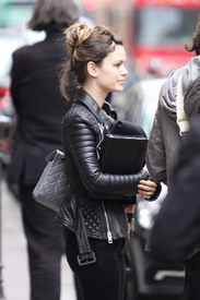 57042_Tikipeter_Rachel_Bilson_out_and_about_in_Paris_001_123_652lo.jpg