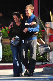 Tikipeter_Alanis_Morissette_and_family_take_a_stroll_008.jpg