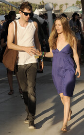 Preppie_Alicia_Silverstone_at_Coachella_Music_Festival_Day_3_04.19.09_034.jpg