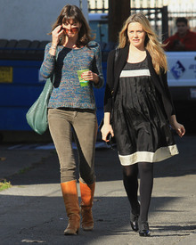 celebrity_paradise.com_TheElder_AliciaSilverstone2010_12_09_OutandaboutinLA1.jpg