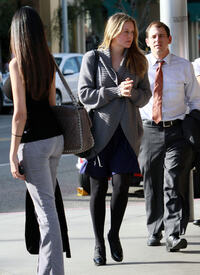 celebrity_paradise.com_TheElder_AliciaSilverstone2011_01_13_outsidearestaurantinBeverlyHills17.jpg