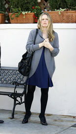 celebrity_paradise.com_TheElder_AliciaSilverstone2011_01_13_outsidearestaurantinBeverlyHills30.jpg
