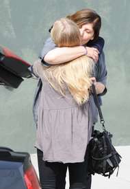 celebrity_paradise.com_TheElder_AmandaSeyfried2011_03_17_AfterLunchinWestHollywood10.jpg