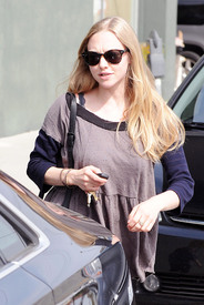 celebrity_paradise.com_TheElder_AmandaSeyfried2011_03_17_AfterLunchinWestHollywood2.jpg
