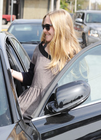 celebrity_paradise.com_TheElder_AmandaSeyfried2011_03_17_AfterLunchinWestHollywood4.jpg