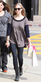 celebrity_paradise.com_TheElder_AmandaSeyfried2011_03_17_AfterLunchinWestHollywood6.jpg