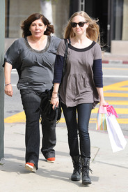 celebrity_paradise.com_TheElder_AmandaSeyfried2011_03_17_AfterLunchinWestHollywood7.jpg