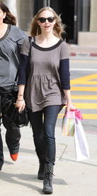 celebrity_paradise.com_TheElder_AmandaSeyfried2011_03_17_AfterLunchinWestHollywood8.jpg