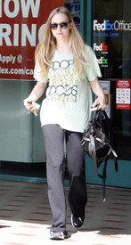 celebrity_paradise.com_TheElder_AmandaSeyfried2011_03_29_LeavingKinkosinWestHollywood1.jpg
