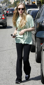 celebrity_paradise.com_TheElder_AmandaSeyfried2011_03_29_LeavingKinkosinWestHollywood4.jpg