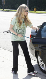 celebrity_paradise.com_TheElder_AmandaSeyfried2011_03_29_LeavingKinkosinWestHollywood7.jpg