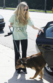 celebrity_paradise.com_TheElder_AmandaSeyfried2011_03_29_LeavingKinkosinWestHollywood8.jpg