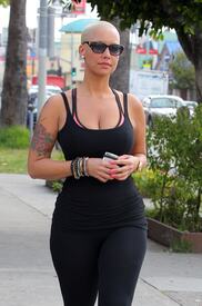celebrity_paradise.com_TheElder_AmberRose2011_03_22_outinHollywood13.jpg