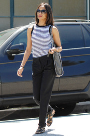 celebrity_paradise.com_TheElder_ZoeSaldana2011_03_30_strollinginBeverlyHills4.jpg