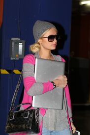 celebrity_paradise.com_TheElder_ParisHilton2011_03_17_atMedicalBuildinginWestHollywod13.jpg