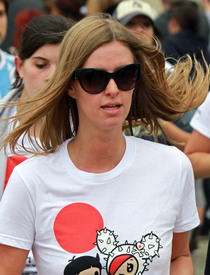 celebrity_paradise.com_TheElder_ParisandNickyHilton2011_03_27_ReliefRun13.jpg