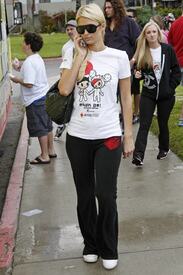 celebrity_paradise.com_TheElder_ParisandNickyHilton2011_03_27_ReliefRun32.jpg