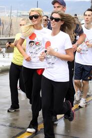celebrity_paradise.com_TheElder_ParisandNickyHilton2011_03_27_ReliefRun38.jpg