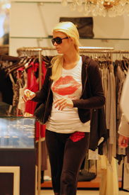 celebrity_paradise.com_TheElder_ParisandNickyHilton2011_03_27_atSantaMonicasFredSegal17.jpg