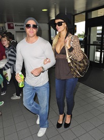 celebrity_paradise.com_TheElder_ParisHilton2011_03_28_ArrivesatLAX7.jpg