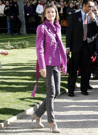 celebrity-paradise.com-The_Elder-Princess_Letizia_2009-11-03_-__Visits_Zamora_in_Spanien_2109.jpg