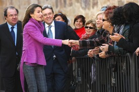 celebrity-paradise.com-The_Elder-Princess_Letizia_2009-11-03_-__Visits_Zamora_in_Spanien_6275.jpg