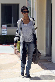 celebrity_paradise.com_TheElder_HalleBerry2011_03_28_picksupsomgiftsinHollywood3.jpg