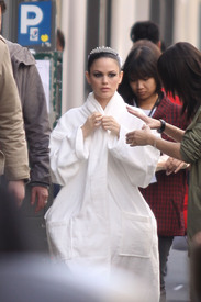 Tikipeter_Rachel_Bilson_on_location_Paris_003.jpg