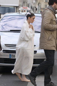 Tikipeter_Rachel_Bilson_on_location_Paris_007.jpg