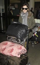 celebrity_paradise.com_TheElder_RachelBilson2011_03_17_arrivesatLosAngelesInternationalairport1.jpg