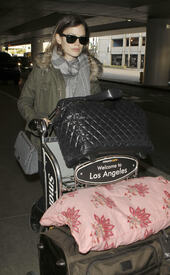 celebrity_paradise.com_TheElder_RachelBilson2011_03_17_arrivesatLosAngelesInternationalairport13.jpg