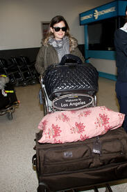 celebrity_paradise.com_TheElder_RachelBilson2011_03_17_arrivesatLosAngelesInternationalairport3.jpg