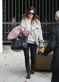 celebrity_paradise.com_TheElder_RachelBilson2011_03_22_LeavingherHomeandarrivesatLAX12.jpg
