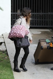 celebrity_paradise.com_TheElder_RachelBilson2011_03_22_LeavingherHomeandarrivesatLAX14.jpg