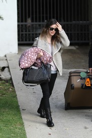 celebrity_paradise.com_TheElder_RachelBilson2011_03_22_LeavingherHomeandarrivesatLAX15.jpg