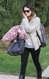 celebrity_paradise.com_TheElder_RachelBilson2011_03_22_LeavingherHomeandarrivesatLAX16.jpg