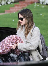 celebrity_paradise.com_TheElder_RachelBilson2011_03_22_LeavingherHomeandarrivesatLAX17.jpg