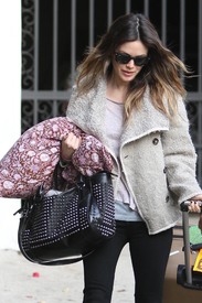 celebrity_paradise.com_TheElder_RachelBilson2011_03_22_LeavingherHomeandarrivesatLAX2.jpg