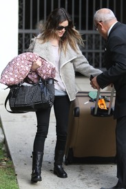 celebrity_paradise.com_TheElder_RachelBilson2011_03_22_LeavingherHomeandarrivesatLAX3.jpg