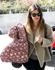 celebrity_paradise.com_TheElder_RachelBilson2011_03_22_LeavingherHomeandarrivesatLAX31.jpg