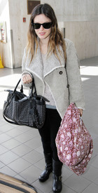 celebrity_paradise.com_TheElder_RachelBilson2011_03_22_LeavingherHomeandarrivesatLAX32.jpg