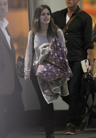 celebrity_paradise.com_TheElder_RachelBilson2011_03_22_LeavingherHomeandarrivesatLAX7.jpg