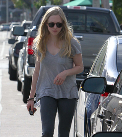 celebrity_paradise.com_TheElder_AmandaSeyfried2011_03_30_leavingUrthCafeinBeverlyHills1.jpg