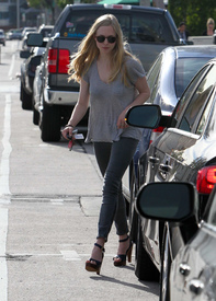 celebrity_paradise.com_TheElder_AmandaSeyfried2011_03_30_leavingUrthCafeinBeverlyHills2.jpg