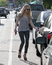 celebrity_paradise.com_TheElder_AmandaSeyfried2011_03_30_leavingUrthCafeinBeverlyHills4.jpg