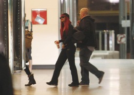 83524_Preppie_Rihanna_arriving_in_Melbourne_2_12.jpg
